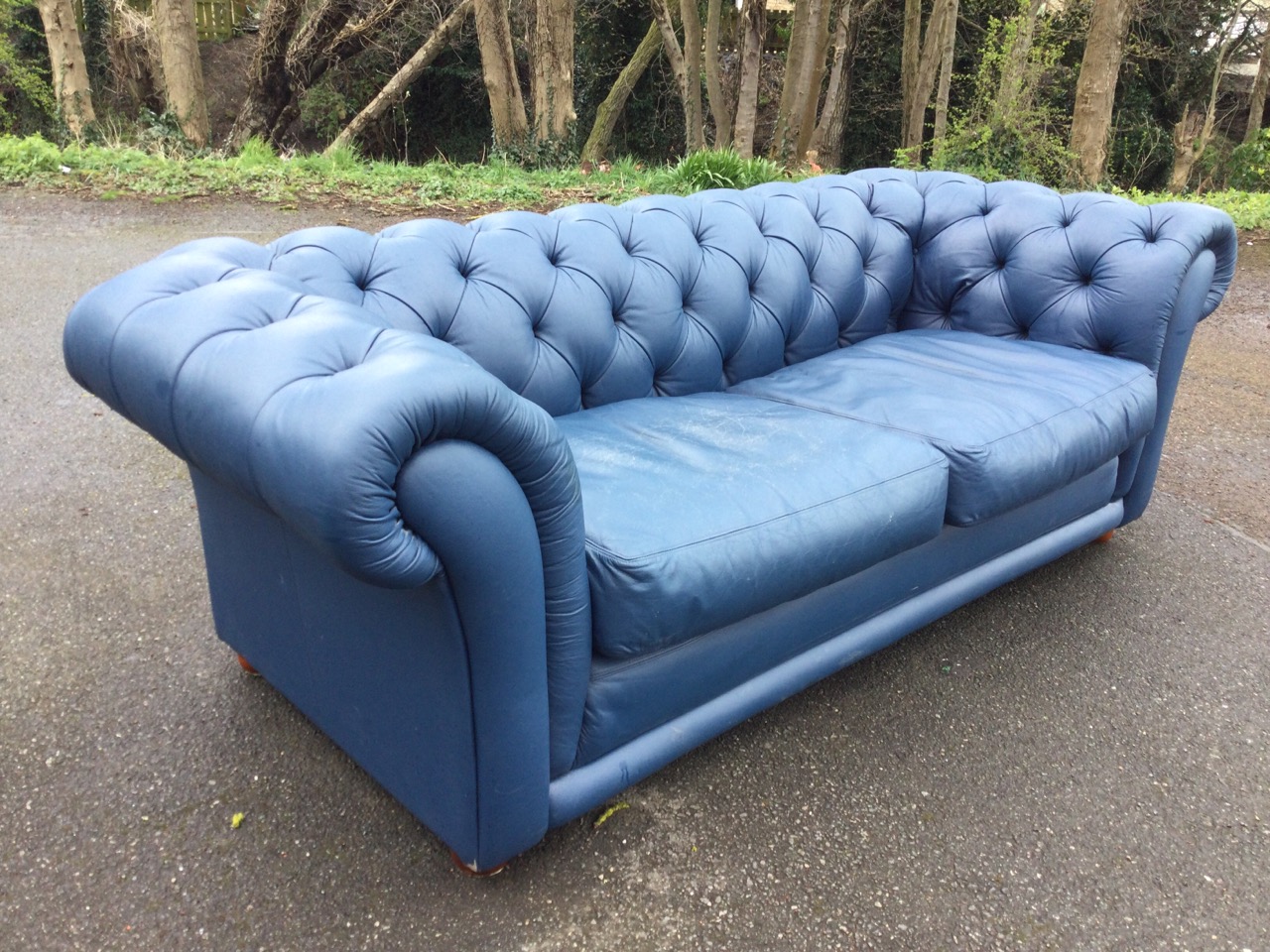 A leather button upholstered chesterfield sofa with loose cushions and padded apron, raised on bun - Image 3 of 3