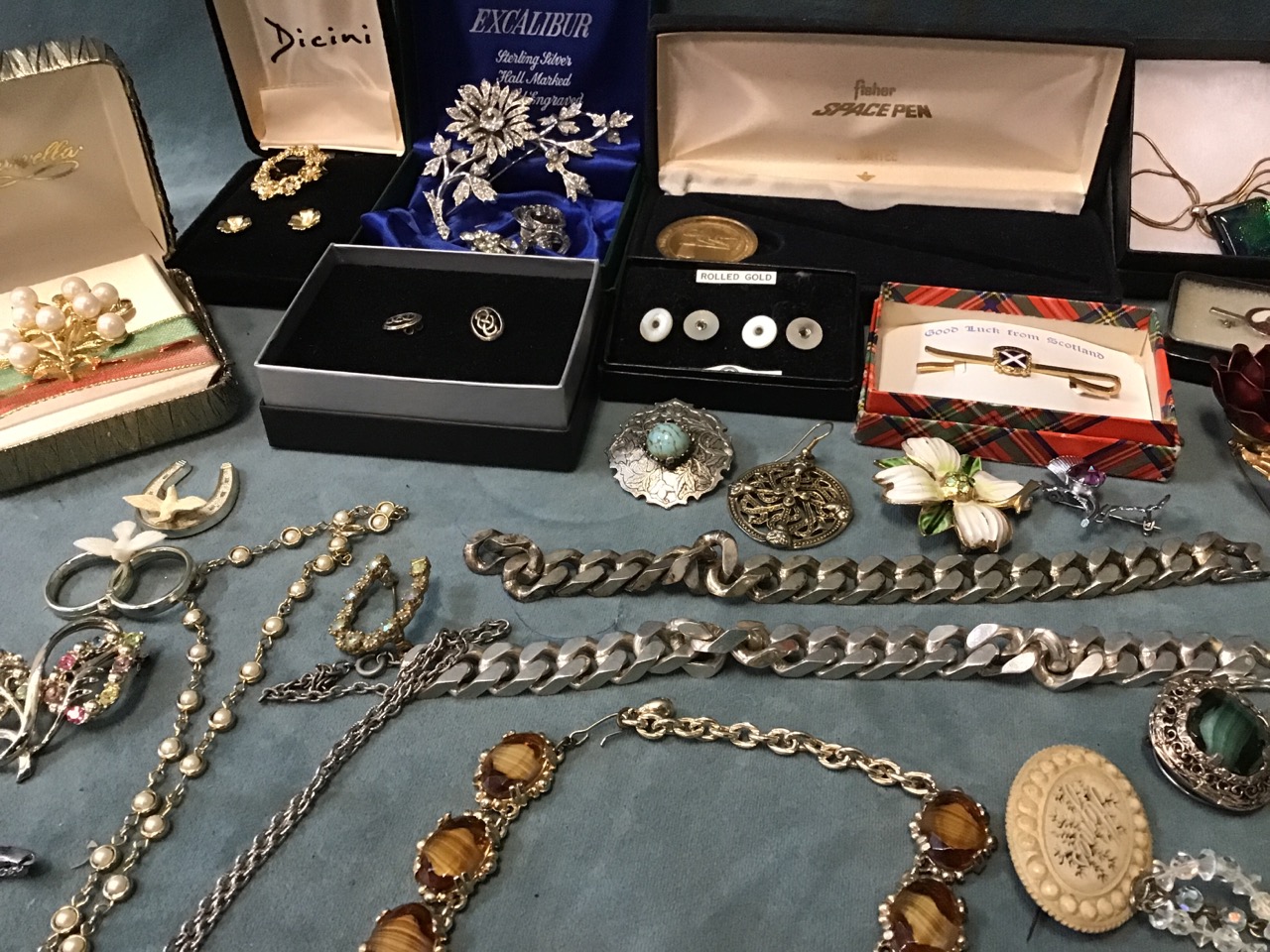 Miscellaneous costume jewellery - a boxed Lotus simulated pearl necklace and earrings set, various - Image 3 of 3