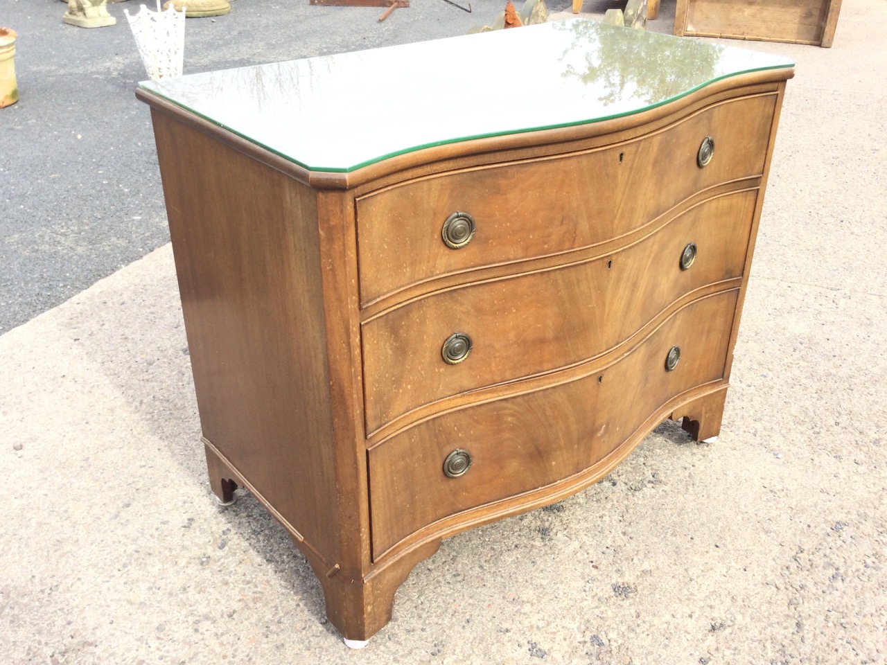 A Georgian style mahogany serpentine fronted chest of drawers with plate glass to top above three - Image 3 of 3