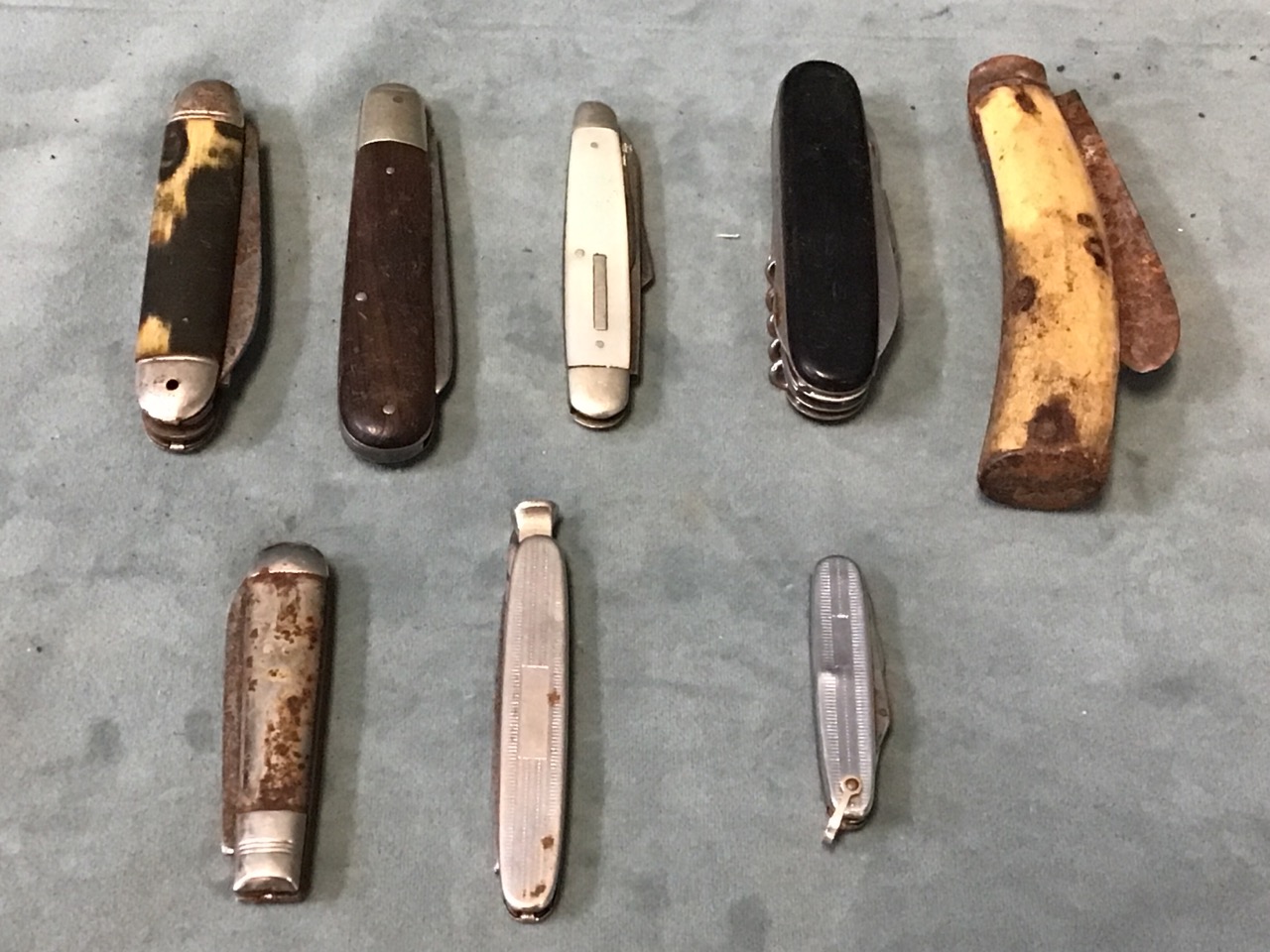 A collection of penknives - bone, antler horn, mother-of-pearl, wood and steel handled examples, a - Image 3 of 3