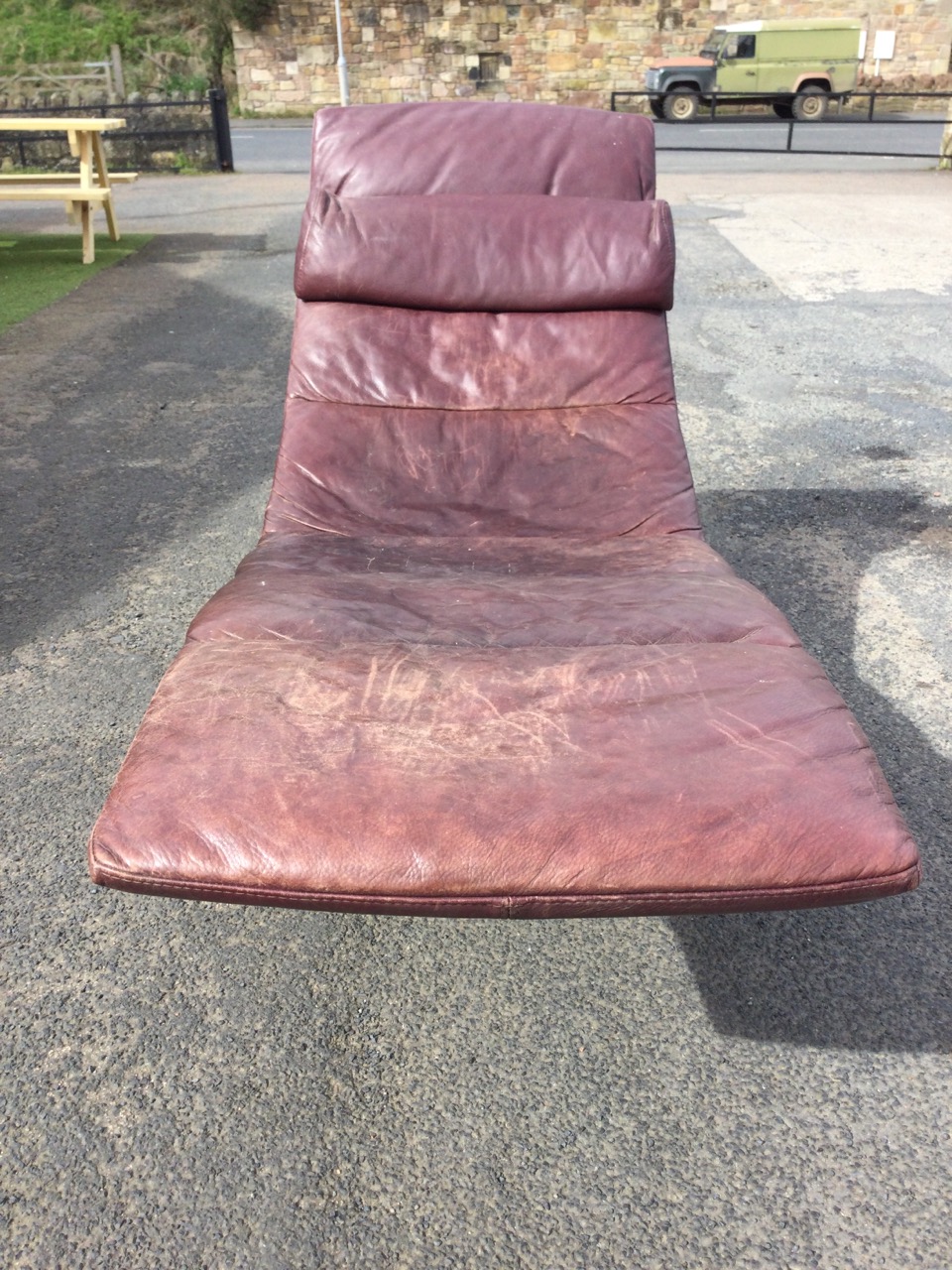 A 60s modernist Italian leather upholstered chaise with rectangular backrest and tapering - Image 3 of 3