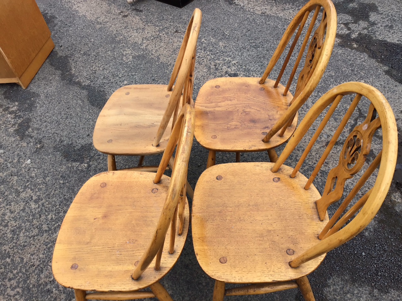 A set of four elm Ercol chairs with Prince of Wales pierced splats and hooped backs on spindles - Image 3 of 3