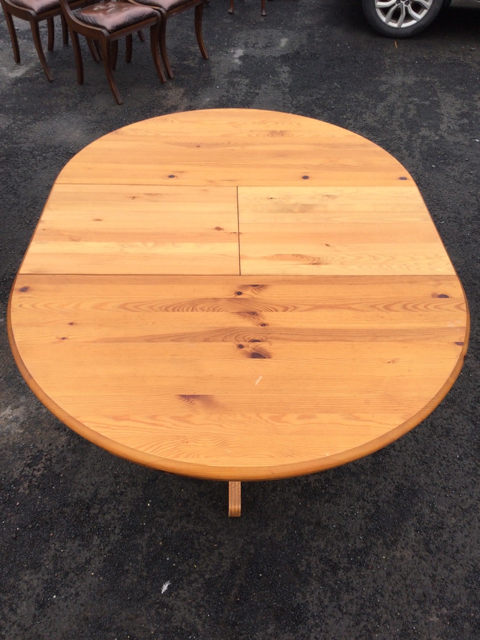 A pine extending dining table with moulded top on bulbous turned column and quadripartite ribbed - Image 3 of 3