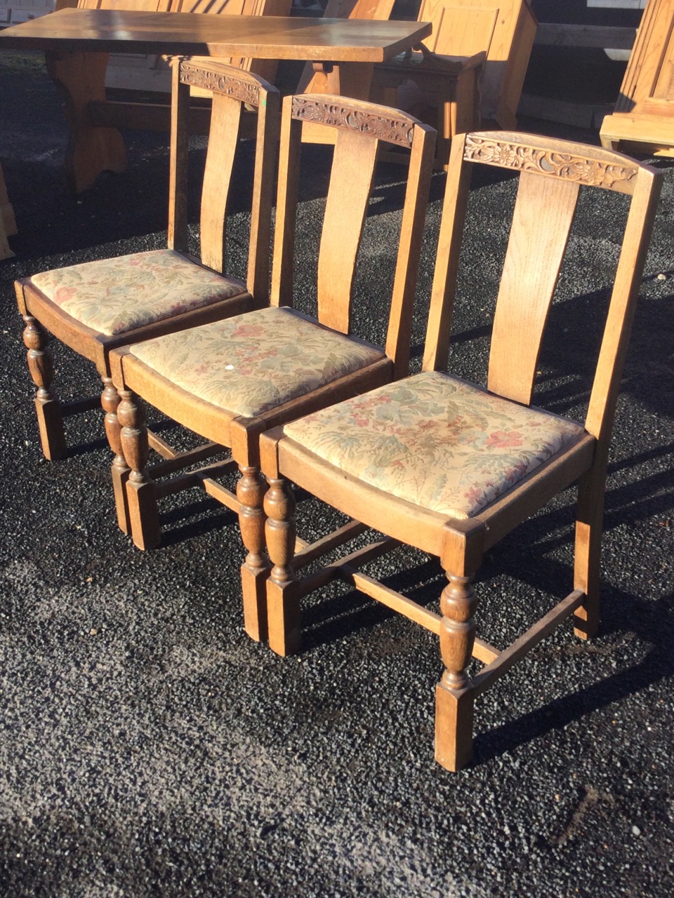 A set of three 30s oak dining chairs with carved crestrails and solid splats above drop-in - Image 3 of 3