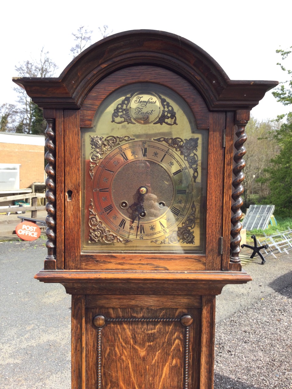 A William & Mary style oak grandmother clock with arched cornice and brass dial with roman chapter - Image 3 of 3