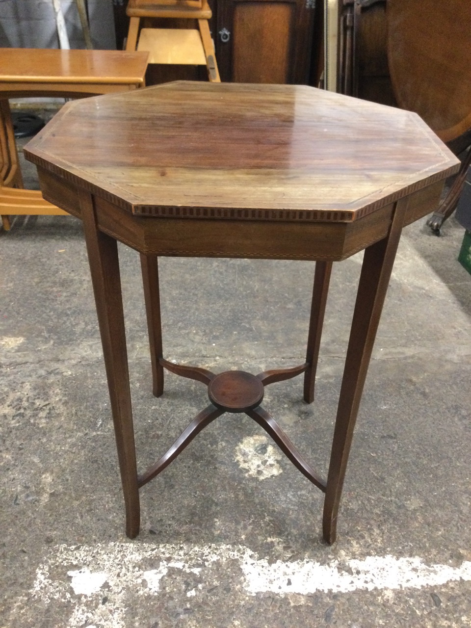 An Edwardian octagonal mahogany occasional table with chequer strung top and dentil inlaid edge - Image 2 of 3