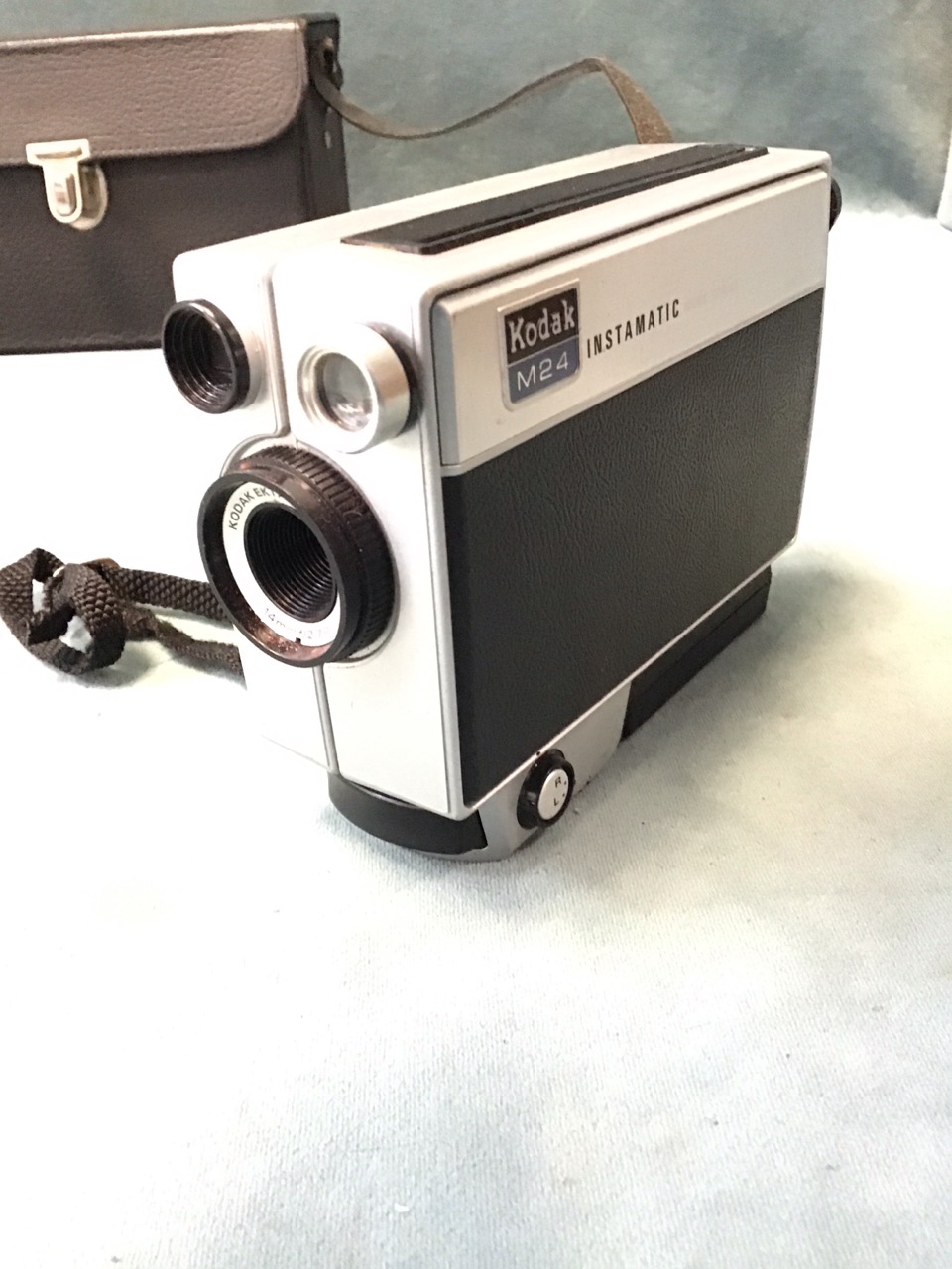 A leather cased Zeiss Ikon Ikoflex TLR camera; and a cased Kodak M24 Instamatic movie camera with - Image 2 of 3