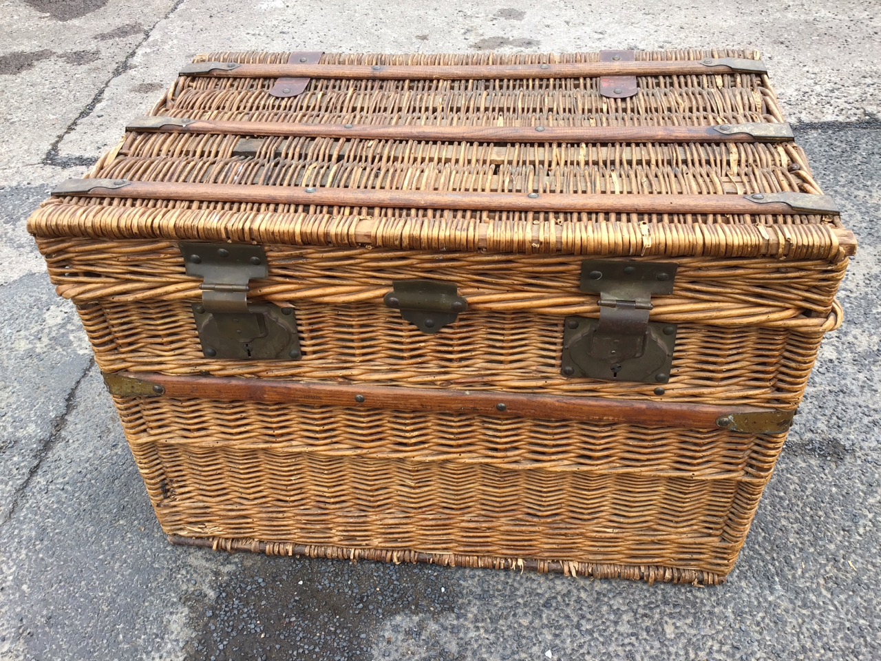 An Edwardian cane hamper or laundry basket with wood slats and brass mounts - the interior lined. ( - Image 2 of 3