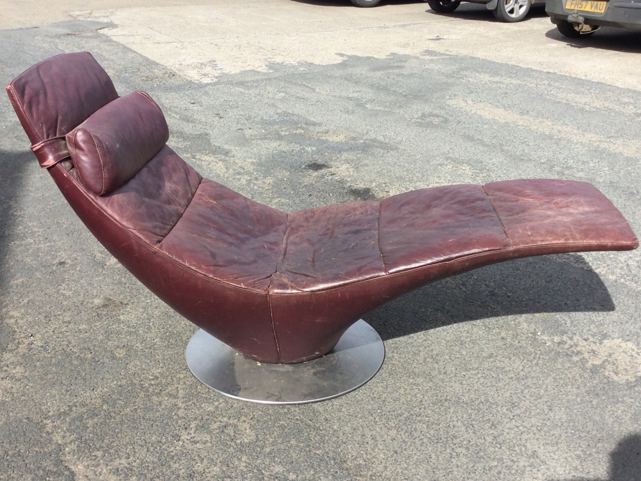 A 60s modernist Italian leather upholstered chaise with rectangular backrest and tapering