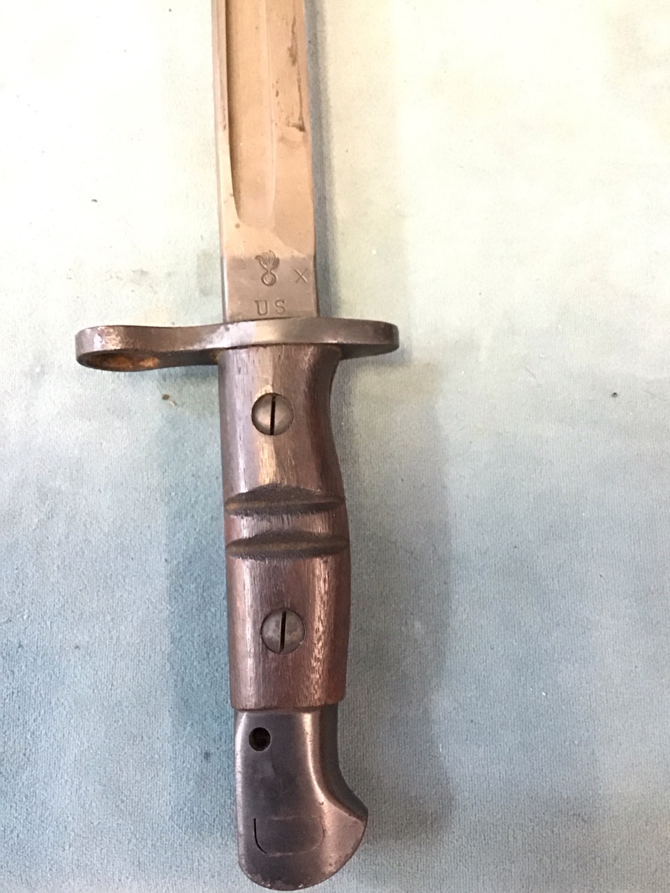 An American WWI bayonet with wood hilt & leather scabbard, stamped US & dated 1917. (22.5in) - Image 2 of 3