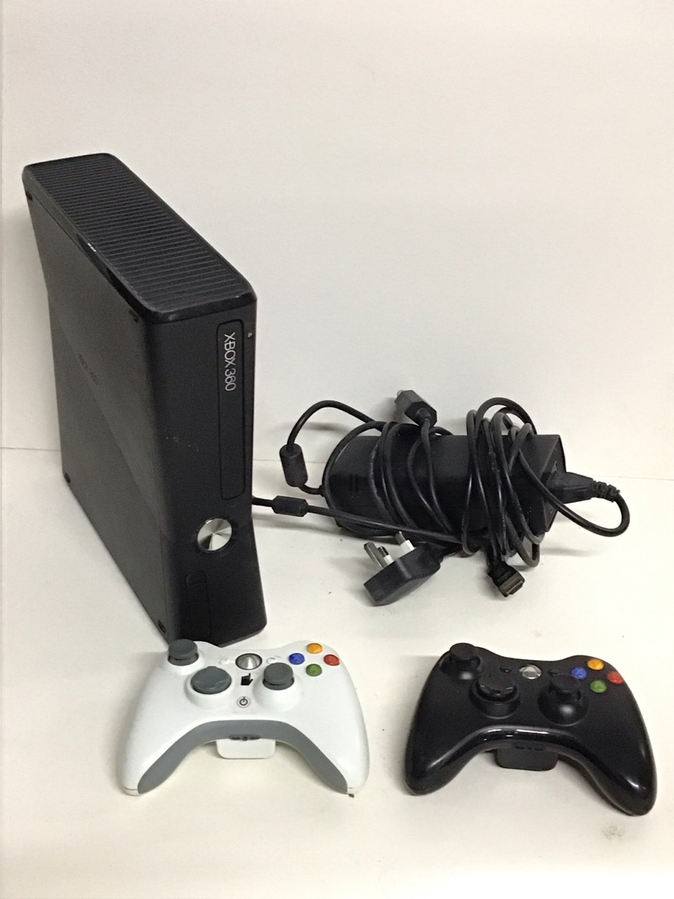 An Xbox 360 games console with AC adapter, two controllers & eighteen game discs including Halo - Image 3 of 3