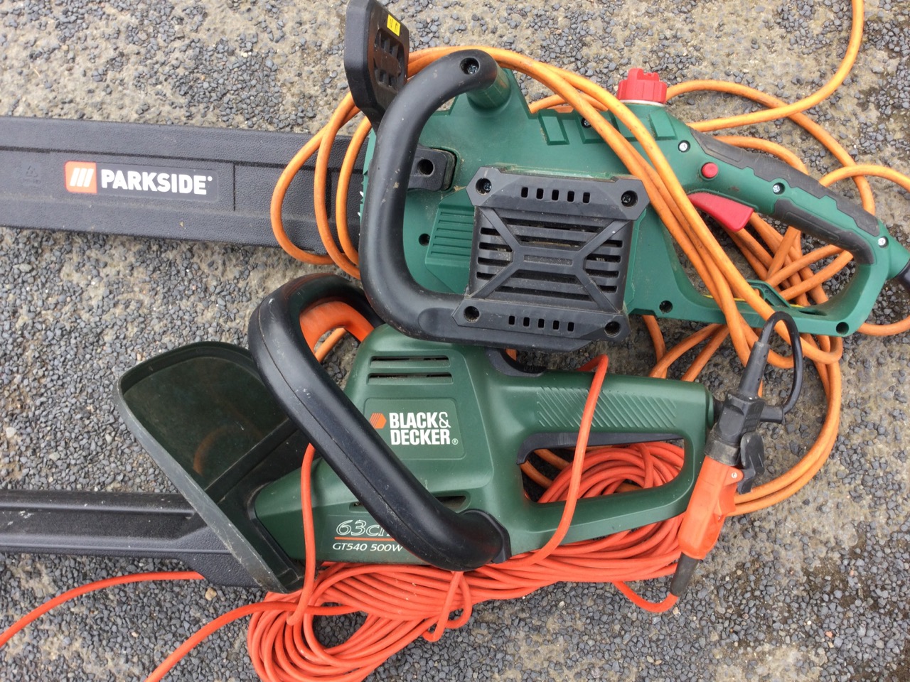 A Black & Decker 500w electric hedgecutter with long cable; and a Parkside electric chainsaw. (2) - Image 3 of 3