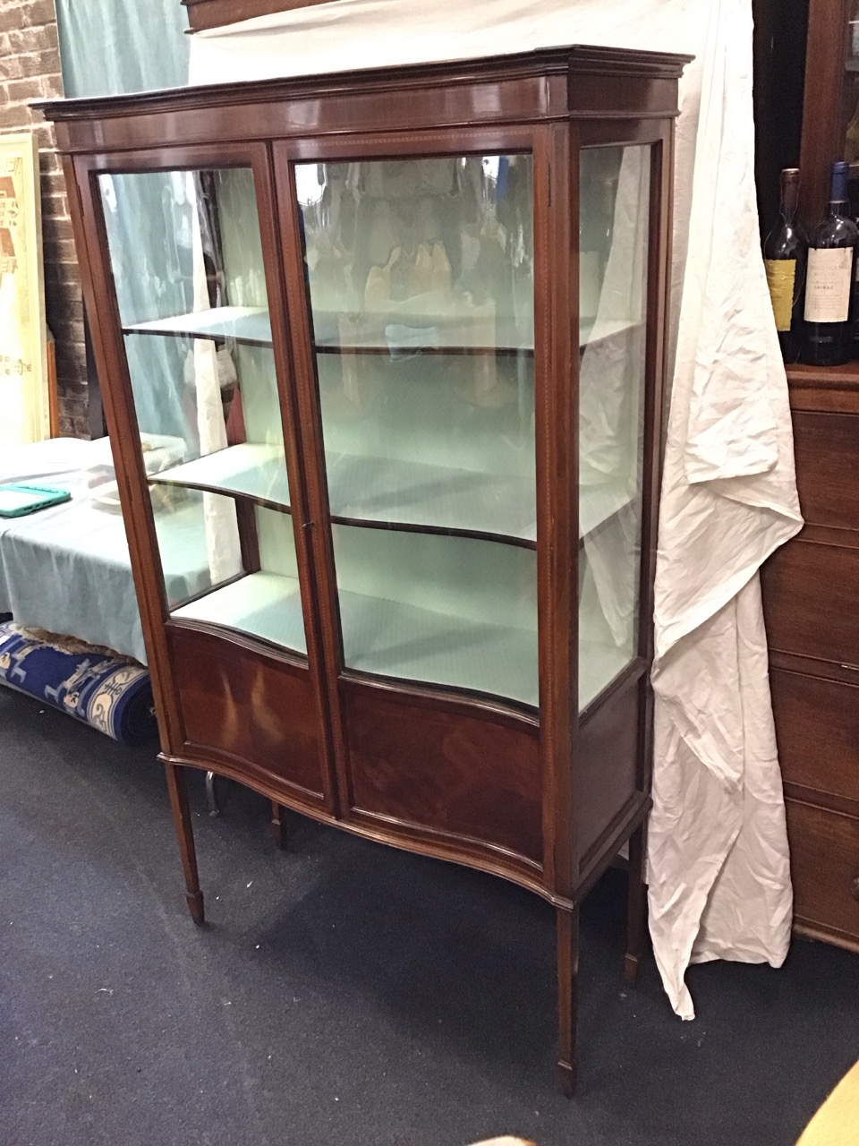 An Edwardian mahogany serpentine fronted display cabinet with moulded cornice and boxwood & ebony - Image 3 of 3