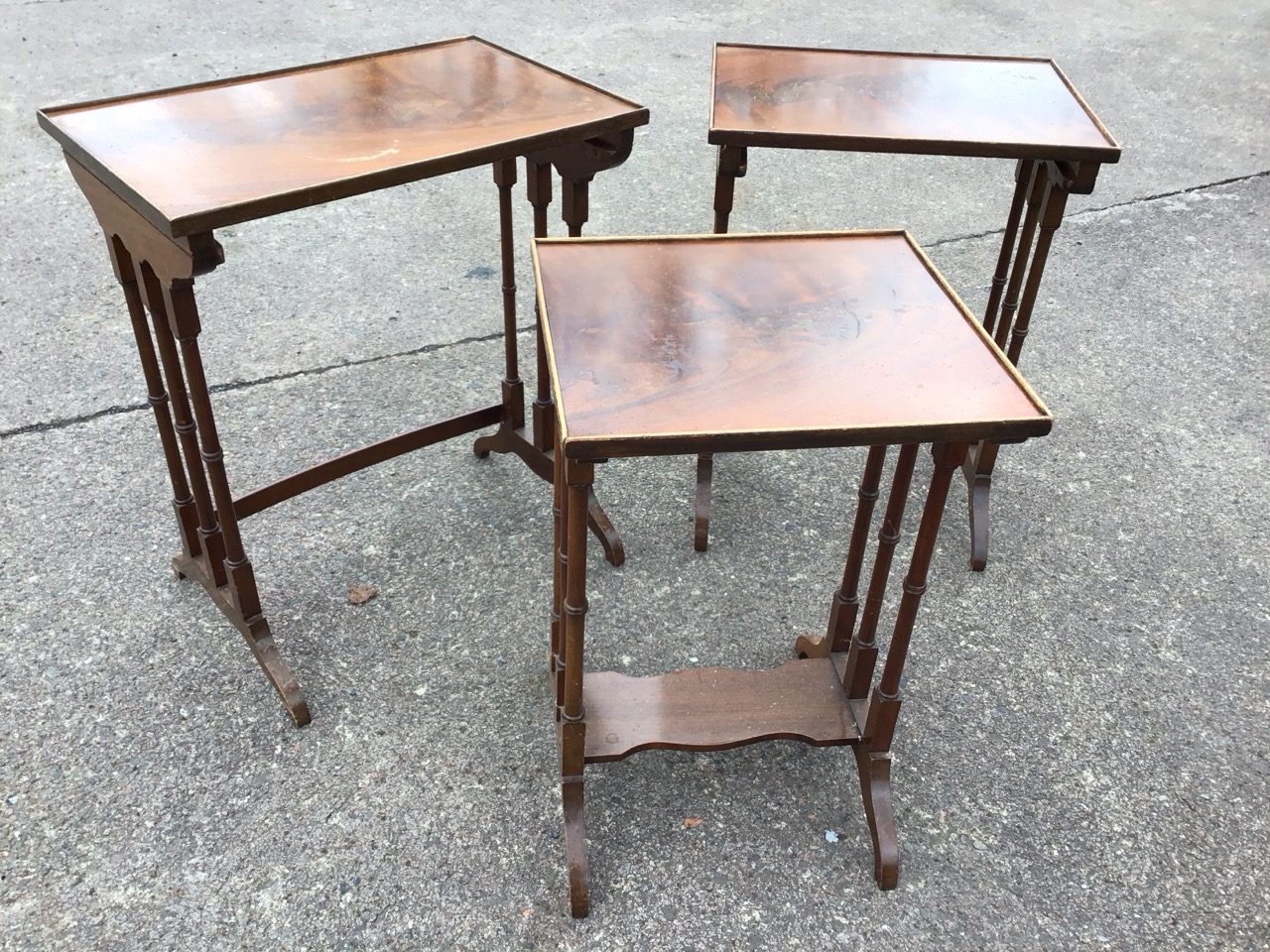 A mahogany nest of three rectangular tray-top tables, each with six ringed turned legs on shaped - Bild 2 aus 3