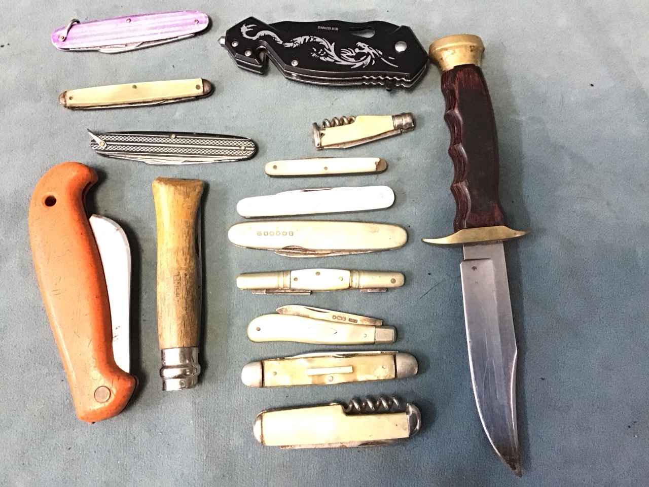 Fifteen miscellaneous penknives, a smokers pocket knife, a cheathknife, a hunting knife, a silver - Image 2 of 3