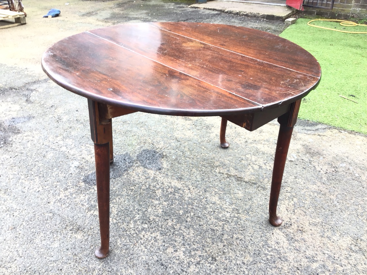 A Georgian mahogany drop-leaf dining table, the circular top with two leaves supported on swing - Image 2 of 3