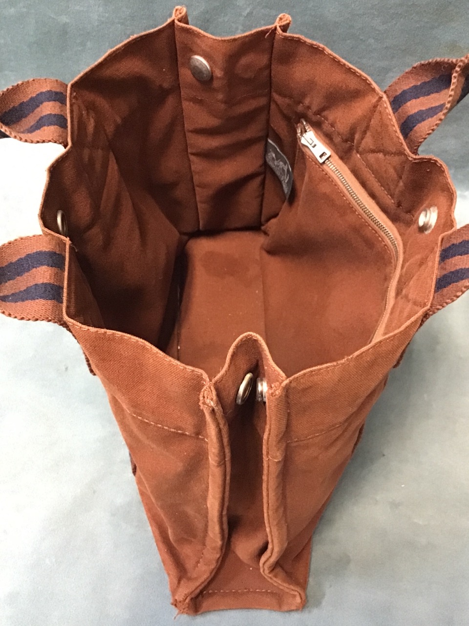 A brown Hermès Fool Toe tote bag with pop fastenings and internal zipped compartment. - Image 2 of 3