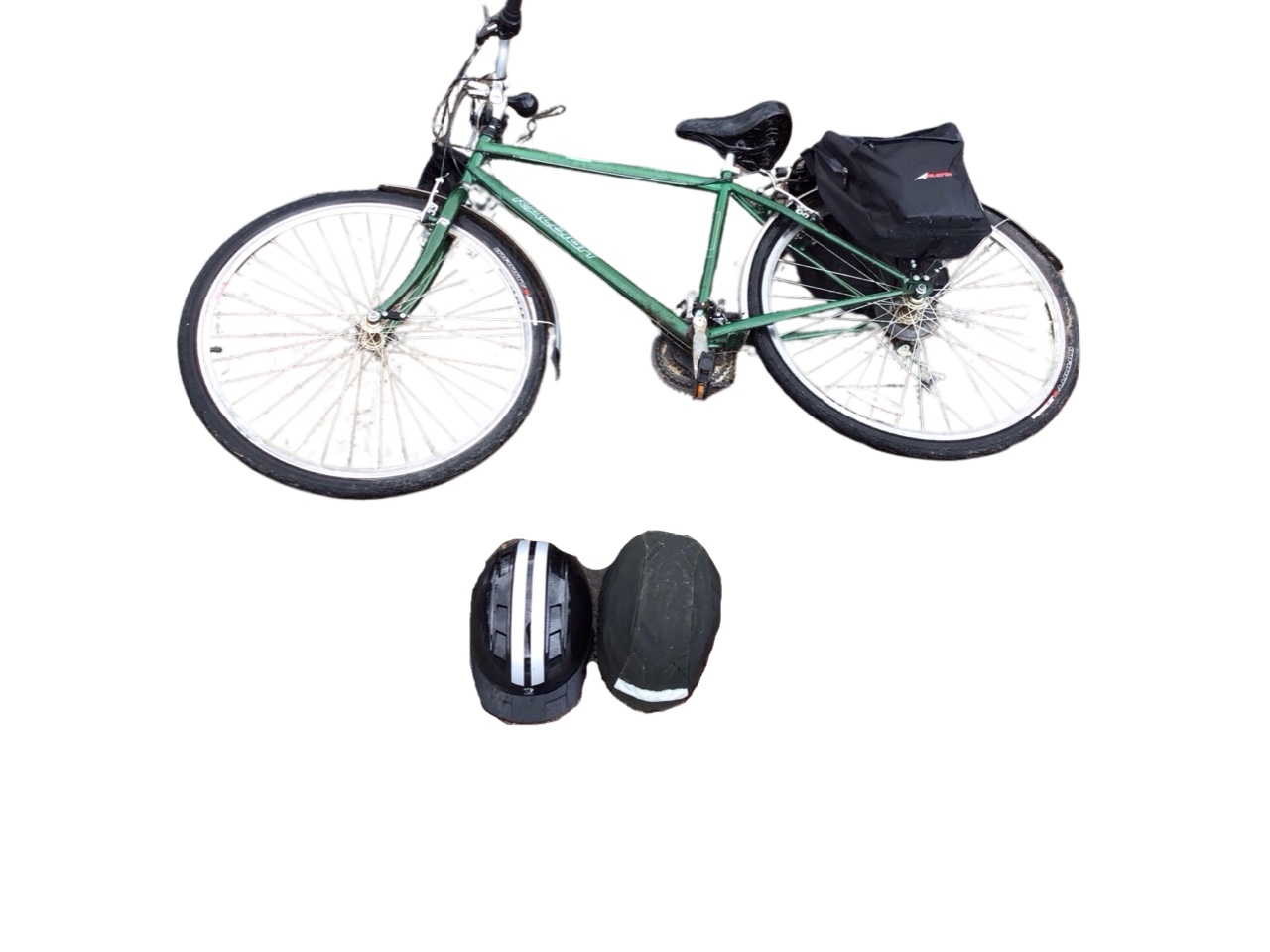 A Raleigh Oakland bicycle, with flat riser handlebars, Shimano gears, padded saddle, two helmets,