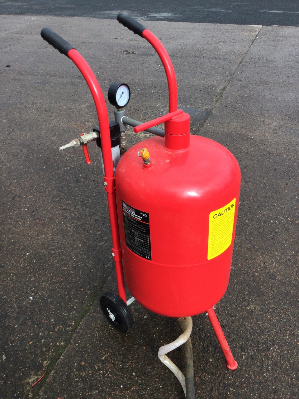A 10 gallon pressurised sandblasting machine on trolley stand, complete with a bag of soda - Image 2 of 3