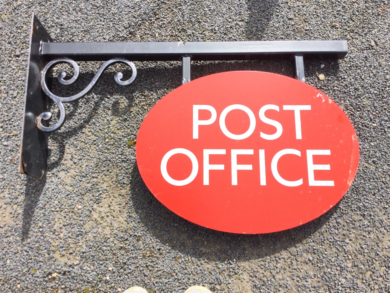 A contemporary oval metal post office sign on scrolled bracket with rectangular wallplate. (32.5in) - Image 3 of 3