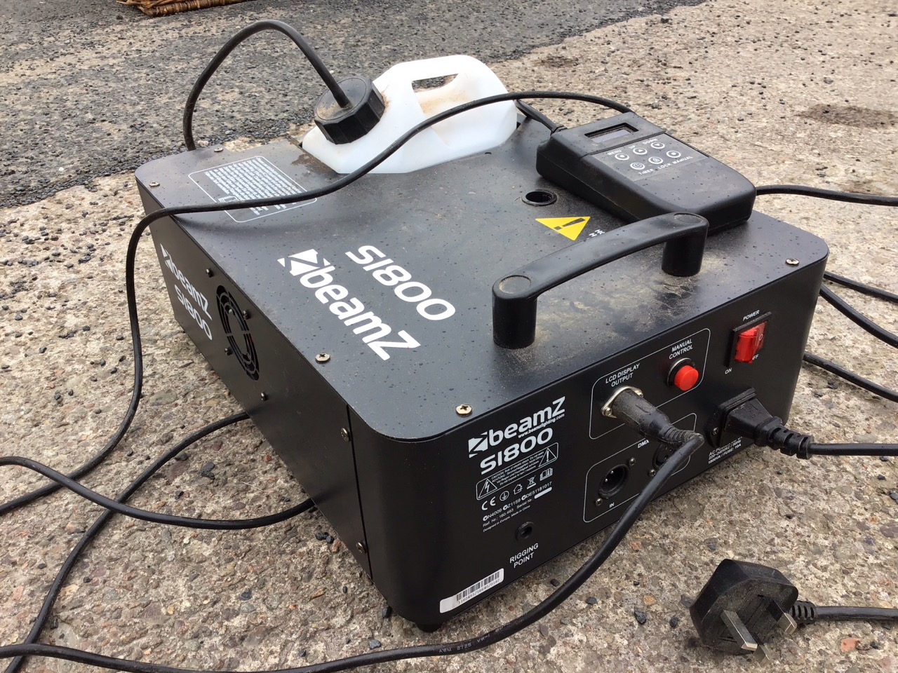 An electric smoke machine, the working zbeamz equipment complete with fluids and cabled control