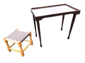 A woodgrained tray table raised on tapering square folding legs with spade toes - 27in x 17.25in x