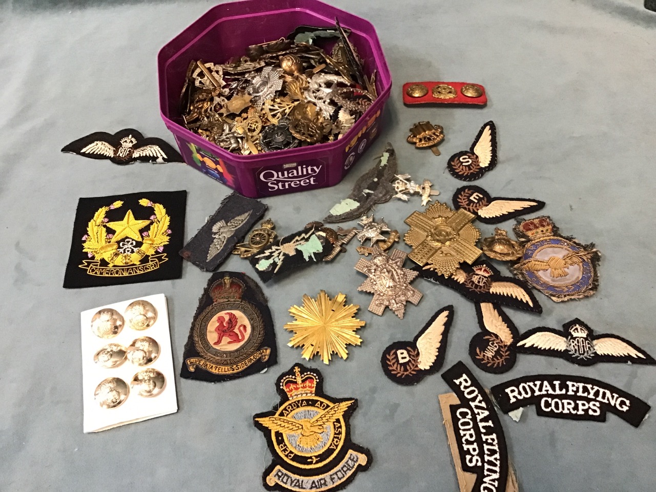 Miscellaneous mainly British militaria - cap badges, embroidered insignia, buttons, numerous