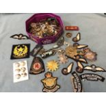 Miscellaneous mainly British militaria - cap badges, embroidered insignia, buttons, numerous