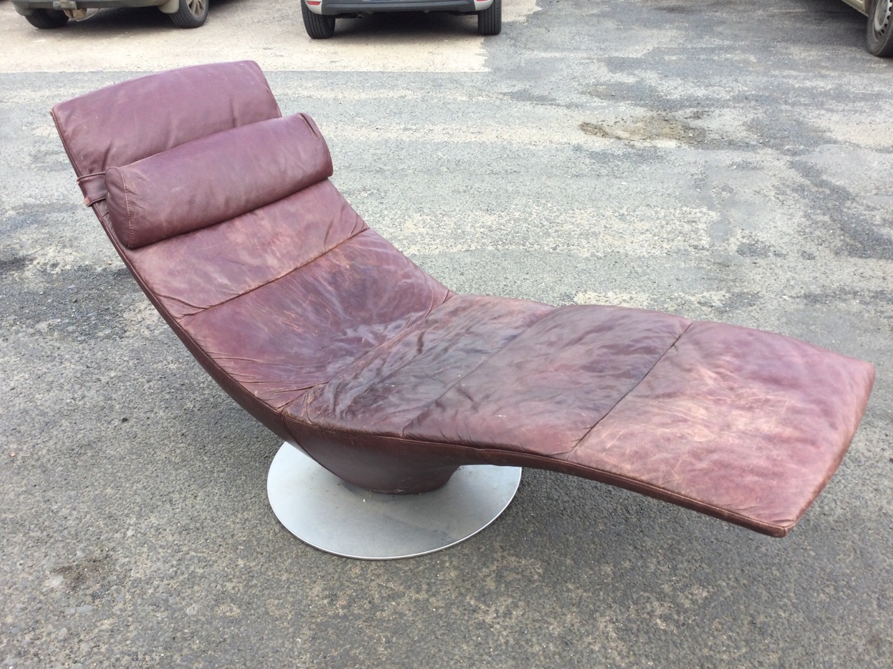 A 60s modernist Italian leather upholstered chaise with rectangular backrest and tapering - Image 2 of 3