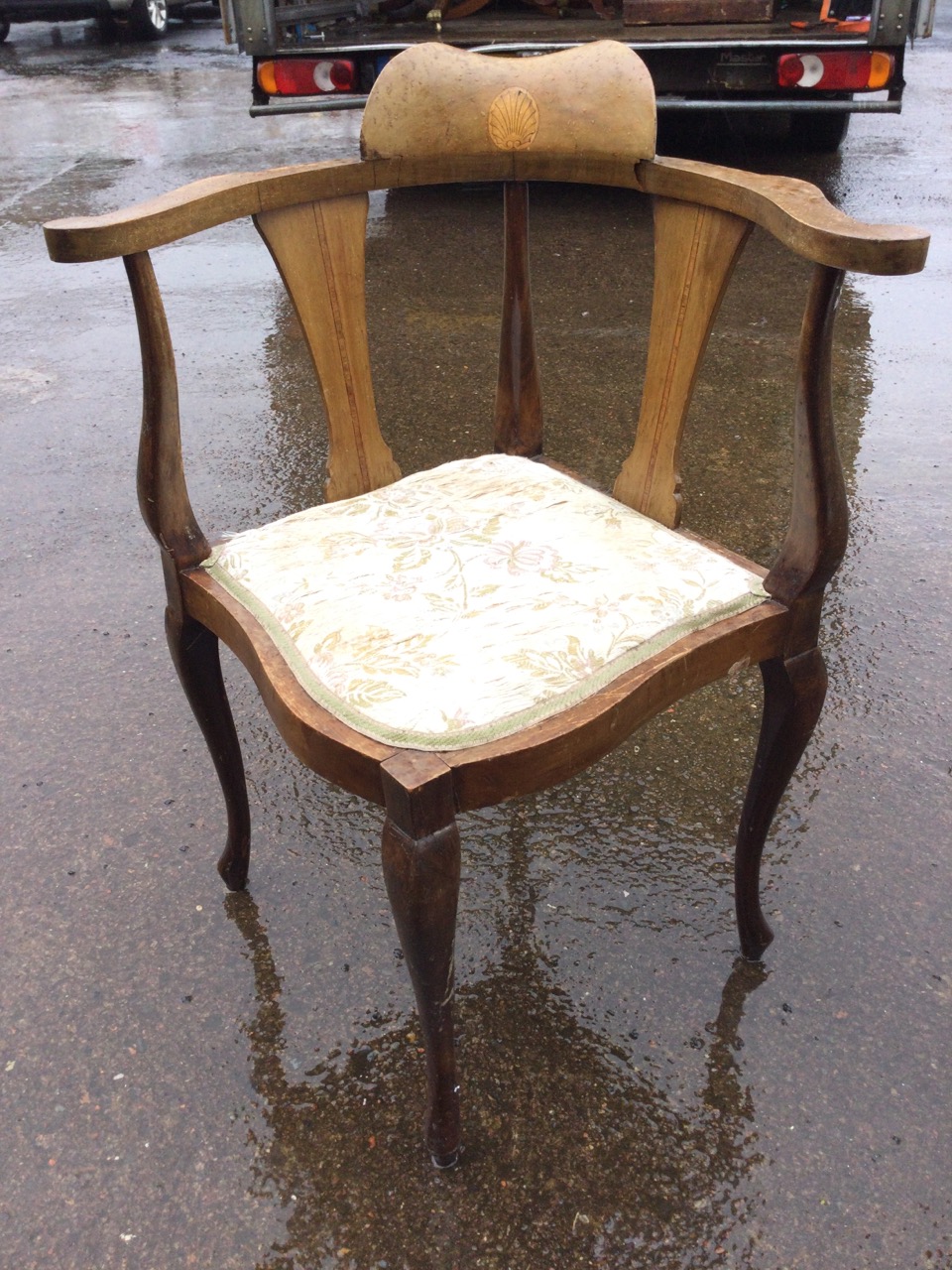 An Edwardian mahogany corner chair with shaped inlaid backrest on horseshoe shaped arms with - Image 3 of 3