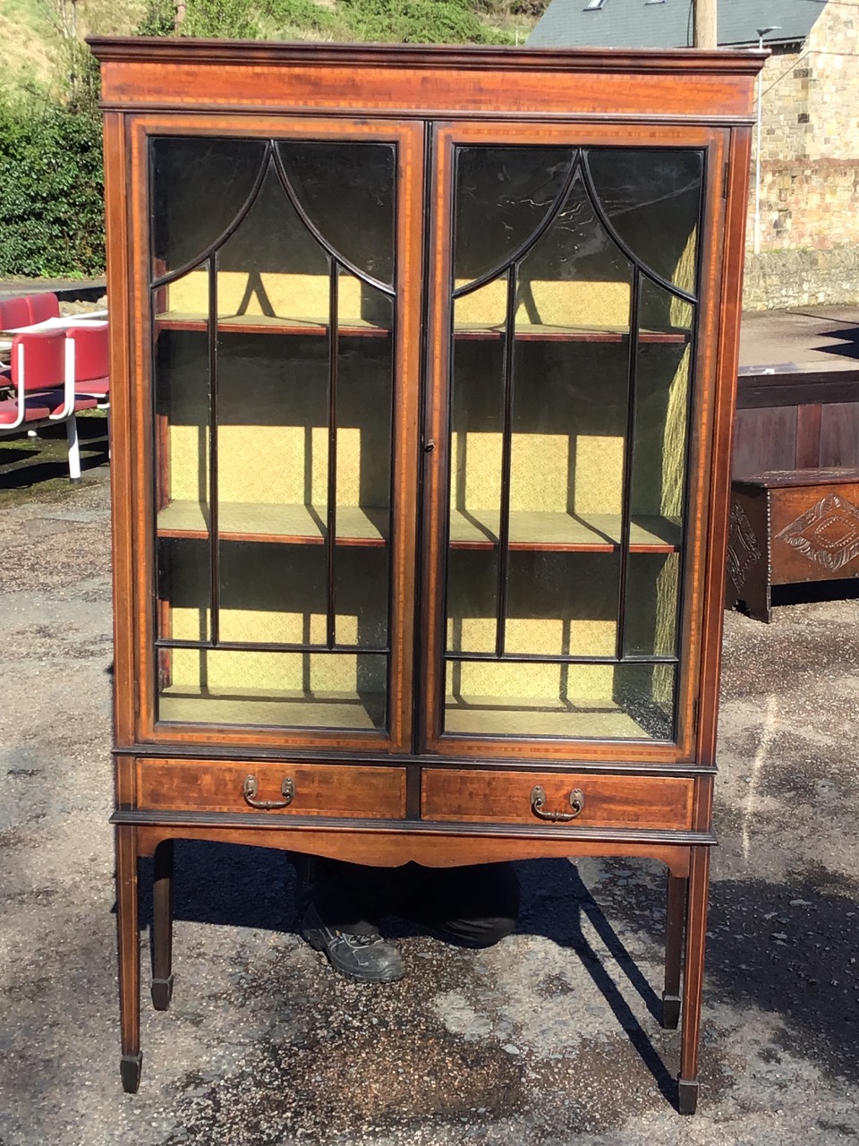 An Edwardian satinwood banded mahogany display cabinet with moulded cornice above a pair of astragal - Bild 2 aus 3