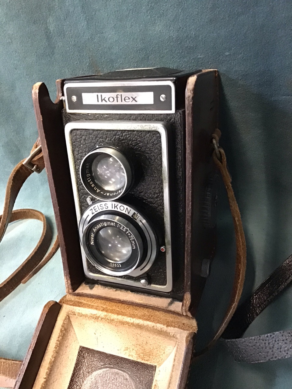 A leather cased Zeiss Ikon Ikoflex TLR camera; and a cased Kodak M24 Instamatic movie camera with - Image 3 of 3