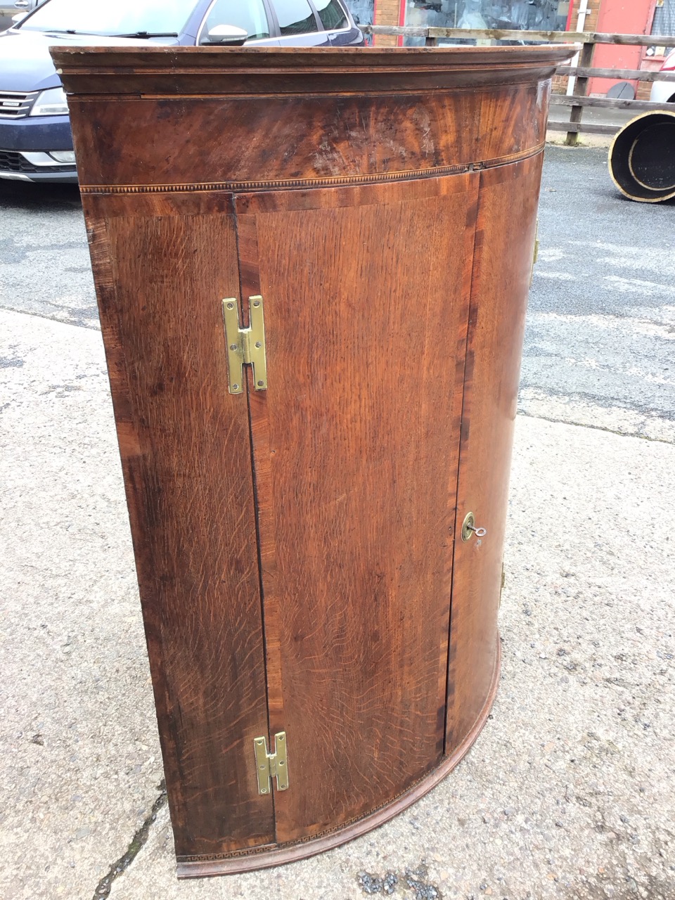 An antique bowfronted oak corner cabinet with chequer strung mahogany cornice and frieze above - Image 3 of 3