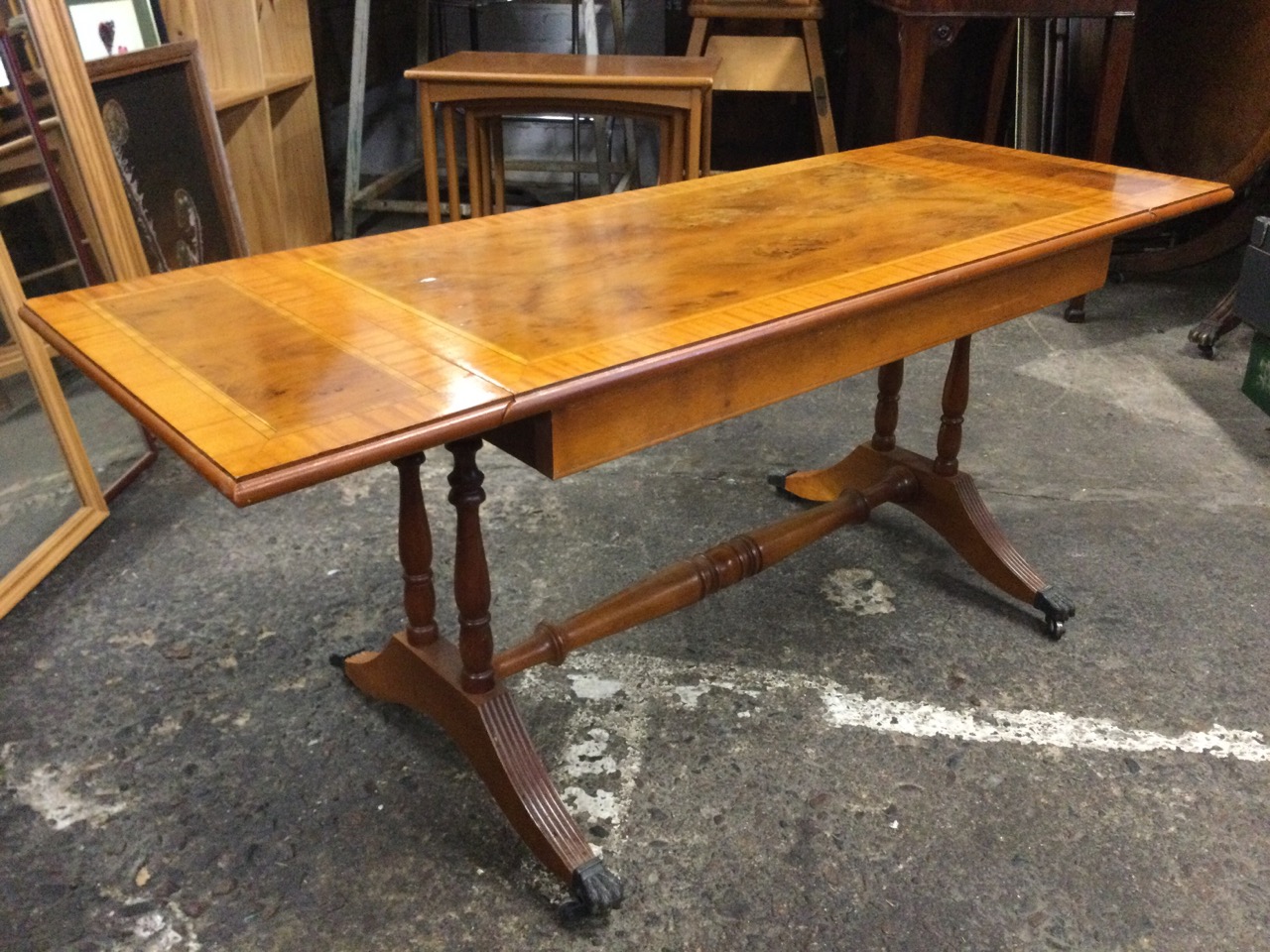 A regency style yew coffee table with satinwood crossbanded top and two leaves supported on - Image 3 of 3