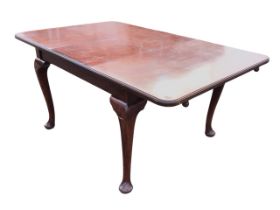 An Edwardian mahogany Ee-zi-way extending dining table with moulded rounded rectangular top having