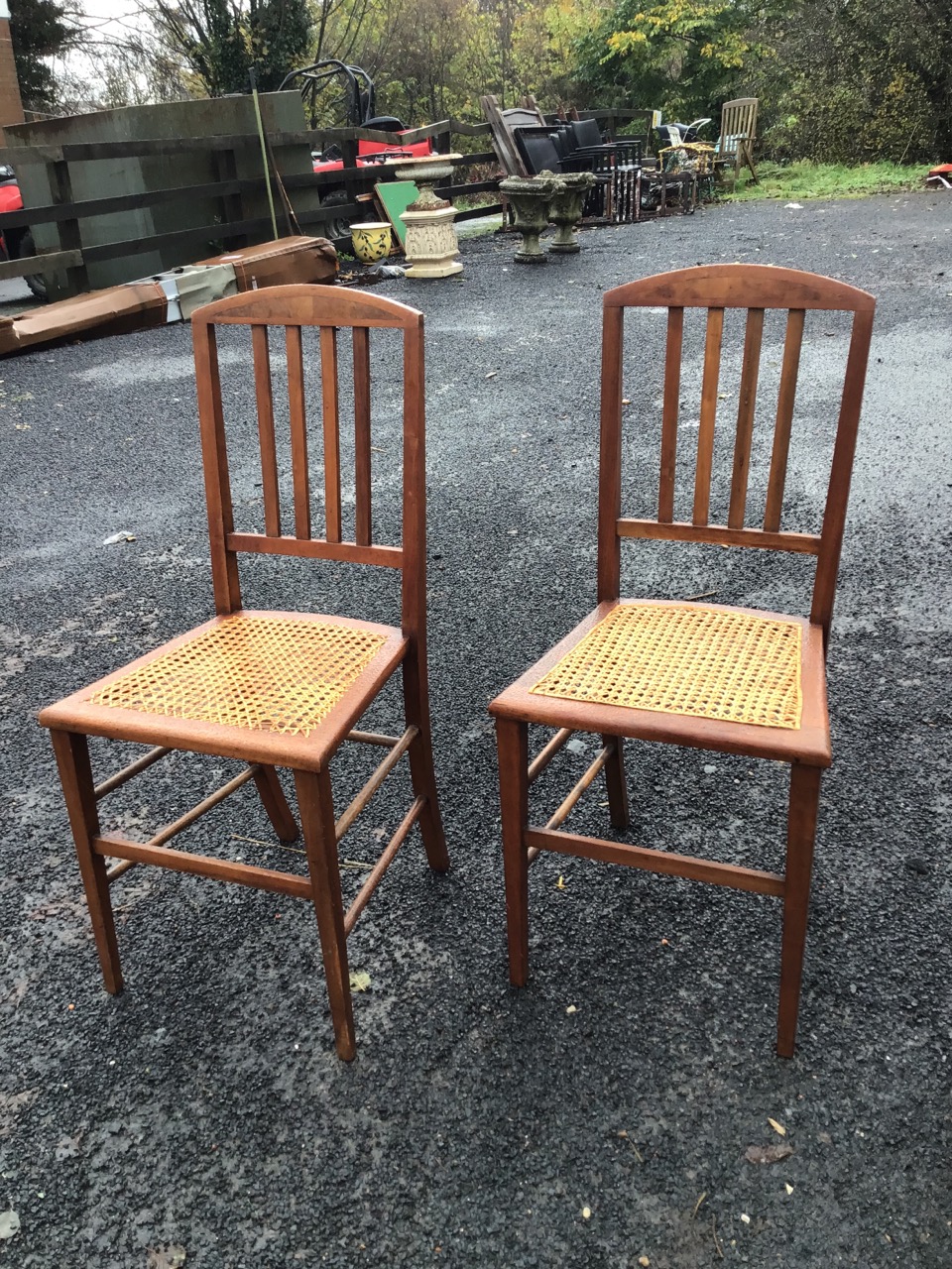 A pair of Edwardian mahogany chairs with arched backs inlaid with burr panels above slats and - Bild 2 aus 3