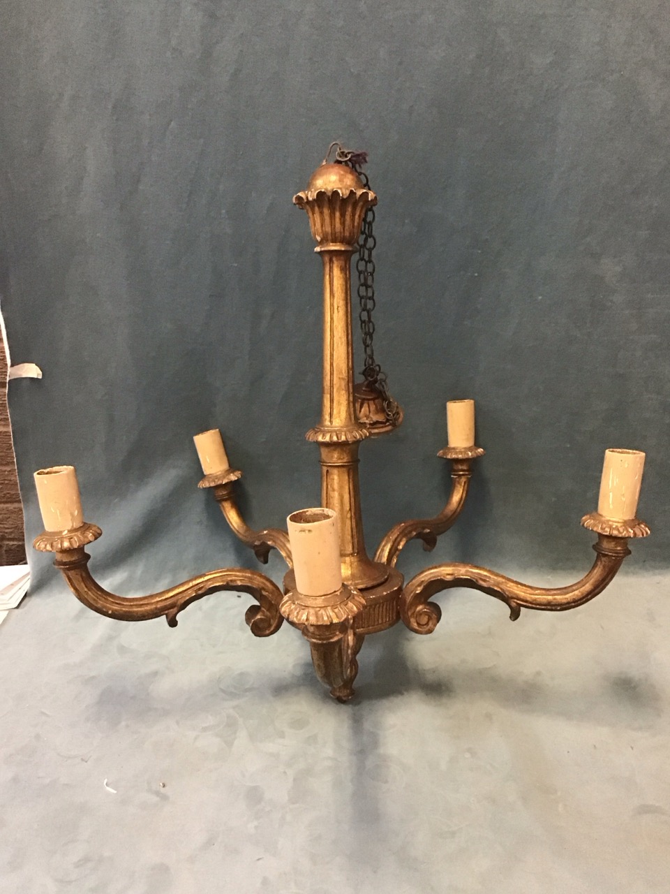 A giltwood five-light chandelier with tapering fluted column and boss supporting five leaf - Bild 2 aus 3