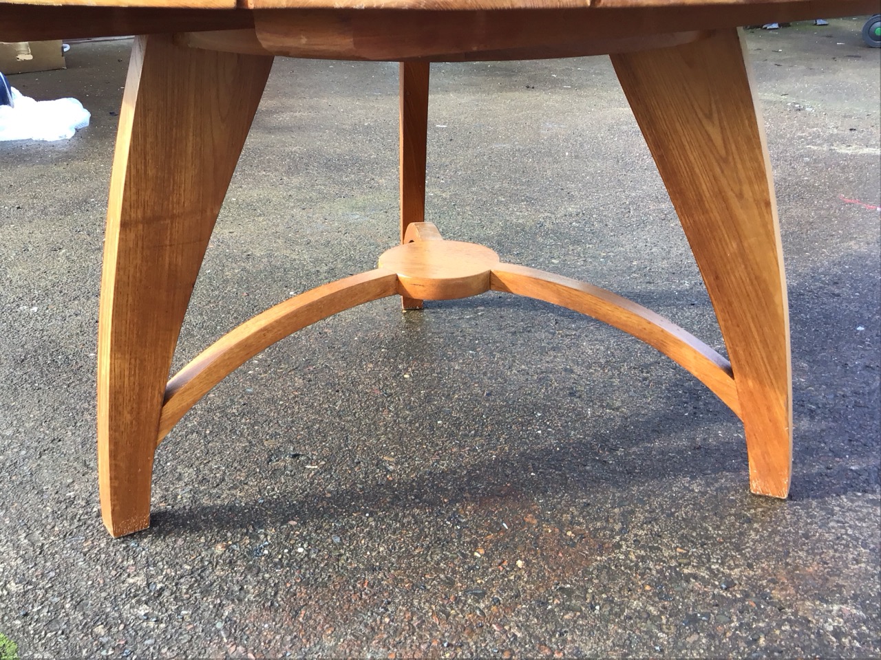 A contemporary circular hardwood dining table with plank top in a tripod base with curved tapering - Image 3 of 3