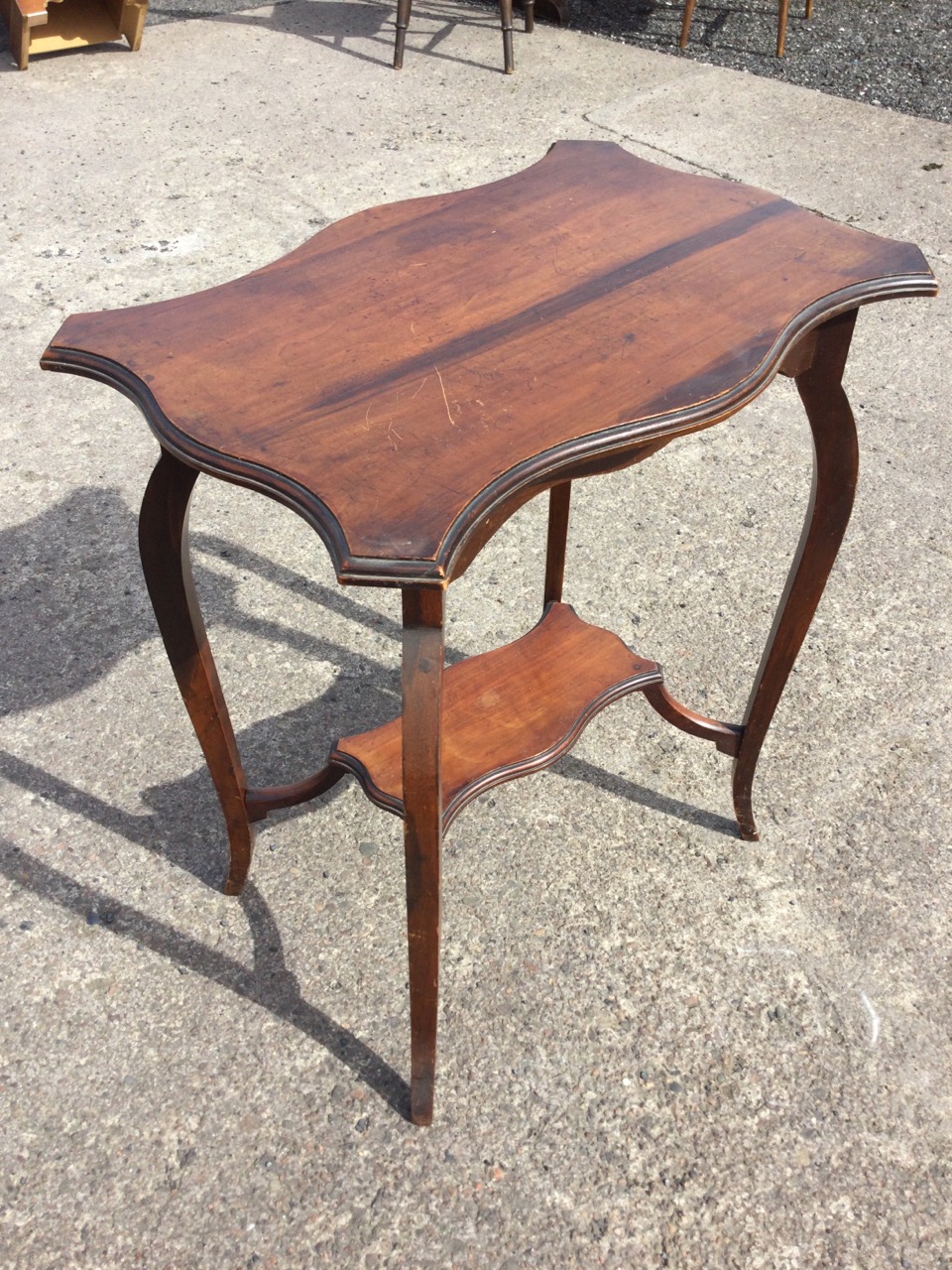An Edwardian mahogany occasional table with serpentine moulded top above a shaped apron, raised on - Bild 3 aus 3