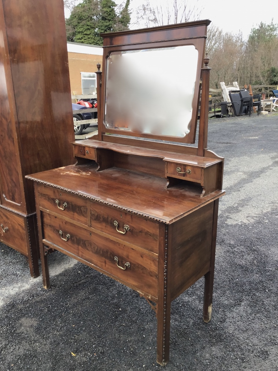 An Edwardian mahogany dressing table and wardrobe, the chest with bevelled mirror on tapering - Image 3 of 3