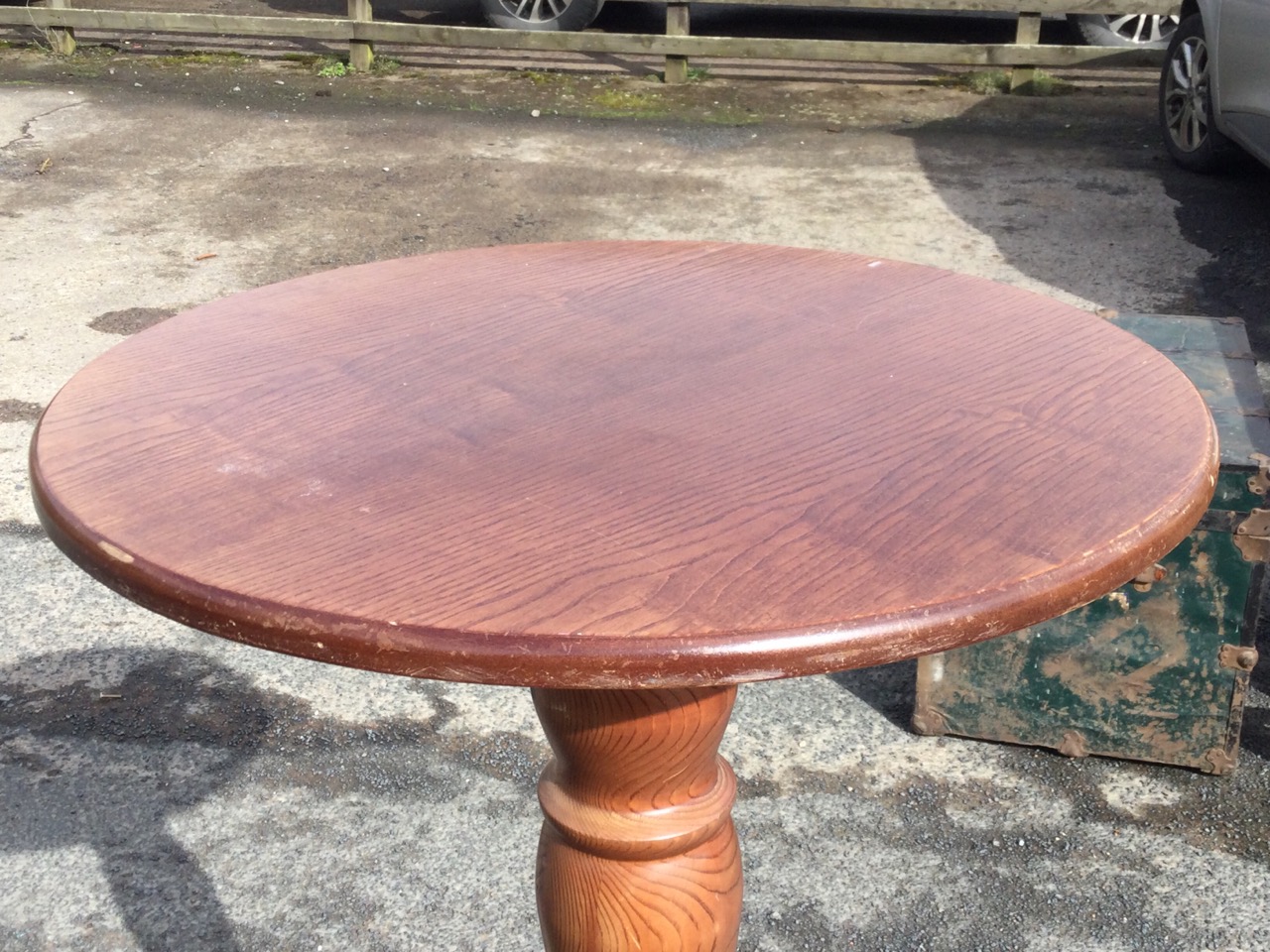 An oak & pine pedestal table with circular top on bulbous turned column above an octagonal stepped - Bild 3 aus 3