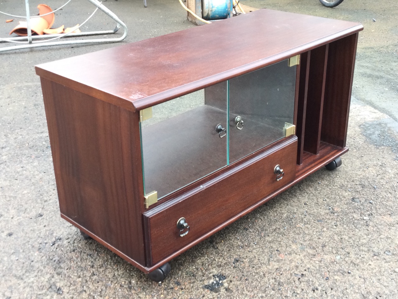 A contemporary mahogany cabinet with moulded top above glass doors, three-division compartment and - Bild 3 aus 3