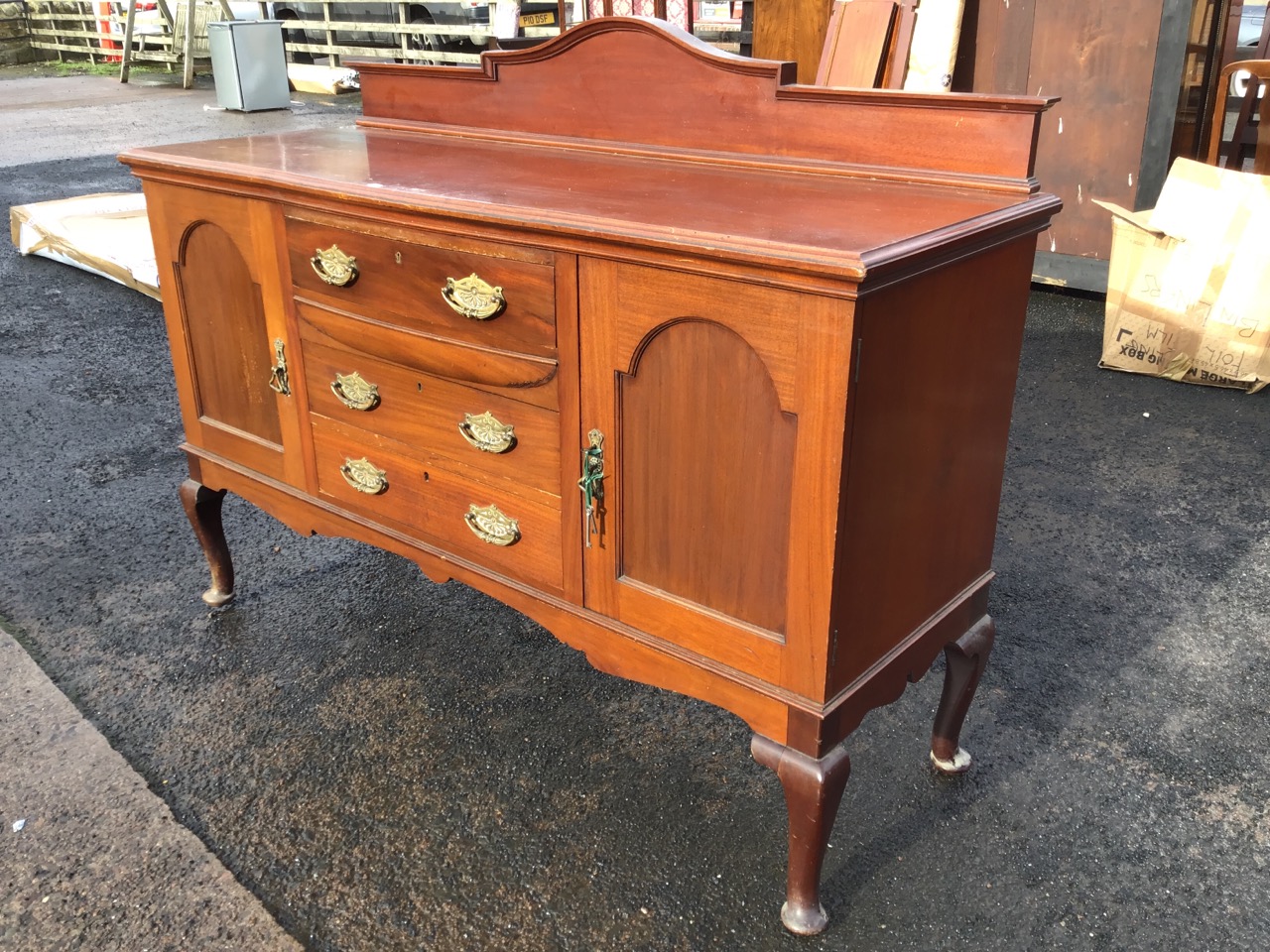 An Edwardian mahogany sideboard with arched raised back above a bowfronted top and three drawers, - Bild 3 aus 3