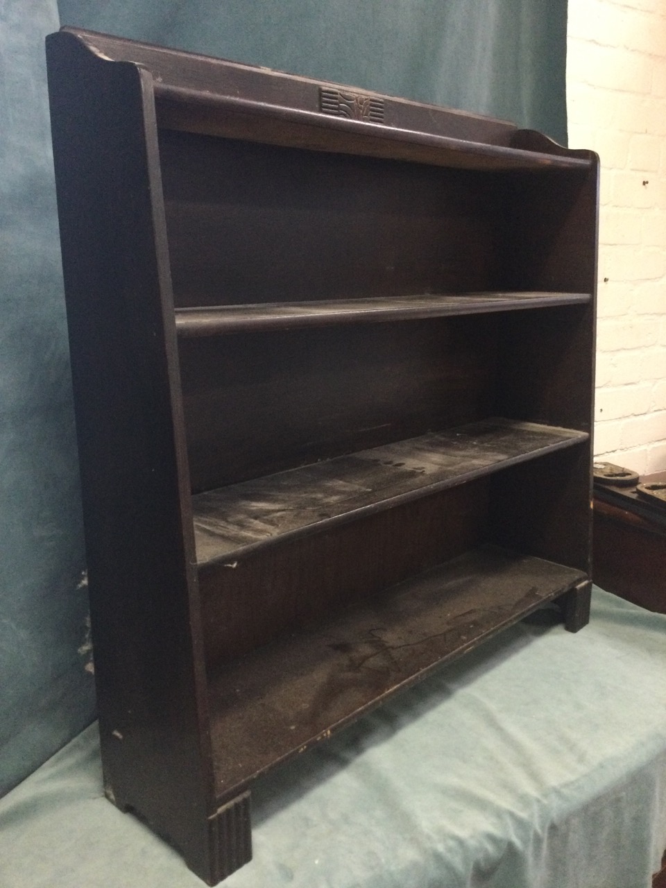 A 30s oak bookcase with raised back applied with a deco carved plaque, above four shelves raised - Image 3 of 3