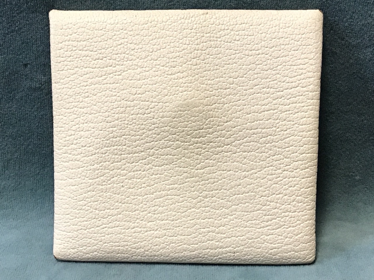 A Hermès white calfskin Bastia envelope style coin purse with snap closure. - Image 3 of 3