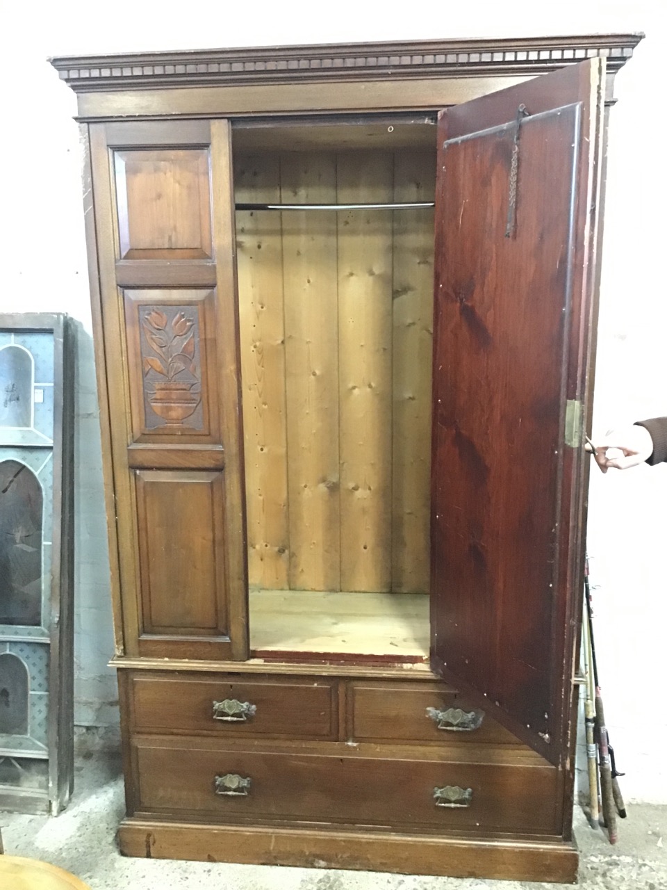 A late Victorian mahogany wardrobe, the dentil cornice above a central door flanked by carved - Bild 2 aus 3