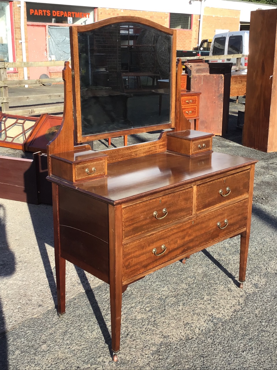 An Edwardian chequer strung mahogany dressing table, the arched bevelled mirror on shaped supports - Bild 3 aus 3