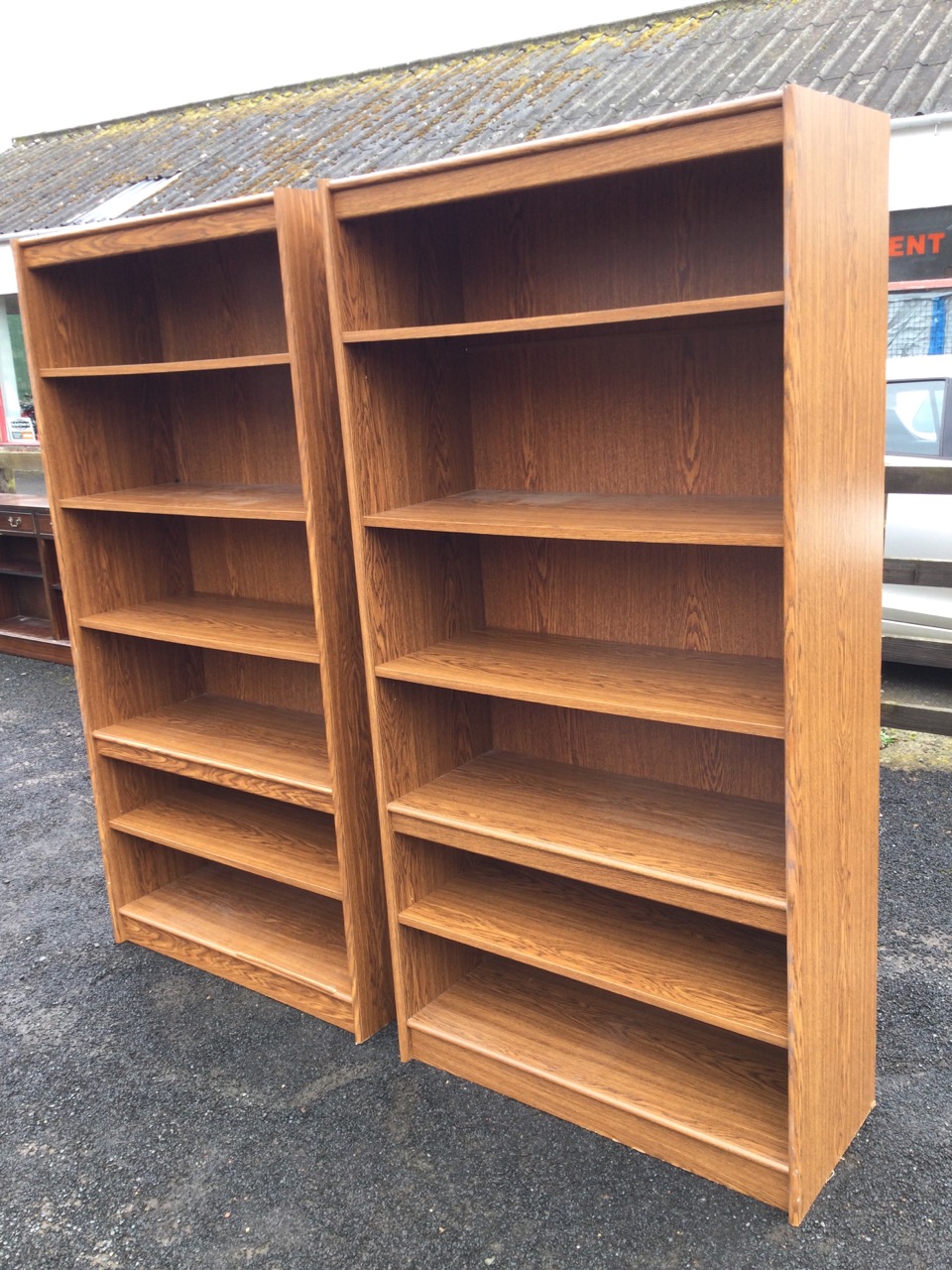 A pair of contemporary oak faced open bookcases, each with adjustable deep shelves. (35.75in x 15. - Bild 3 aus 3