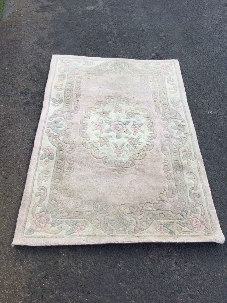 A Chinese wool rug woven in pastel floral shades with central circular medallion on pink field - Bild 3 aus 3