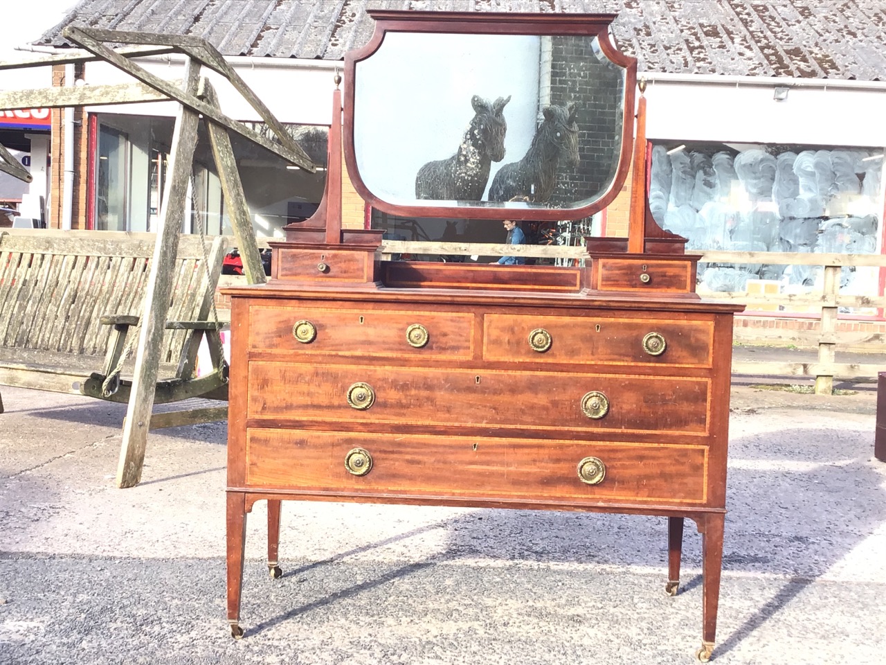 An Edwardian satinwood crossbanded mahogany dressing table, the bevelled mirror on tapering square - Bild 2 aus 3